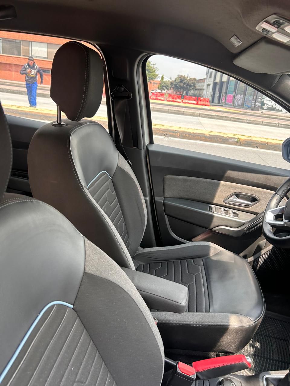 DUSTER ICONIC 2024 4X4 - Image 2